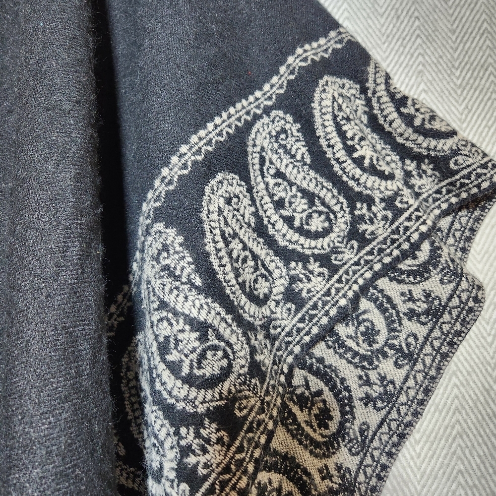 Tasseled Knit Black and White Paisley Poncho One Size - Picture 8 of 8